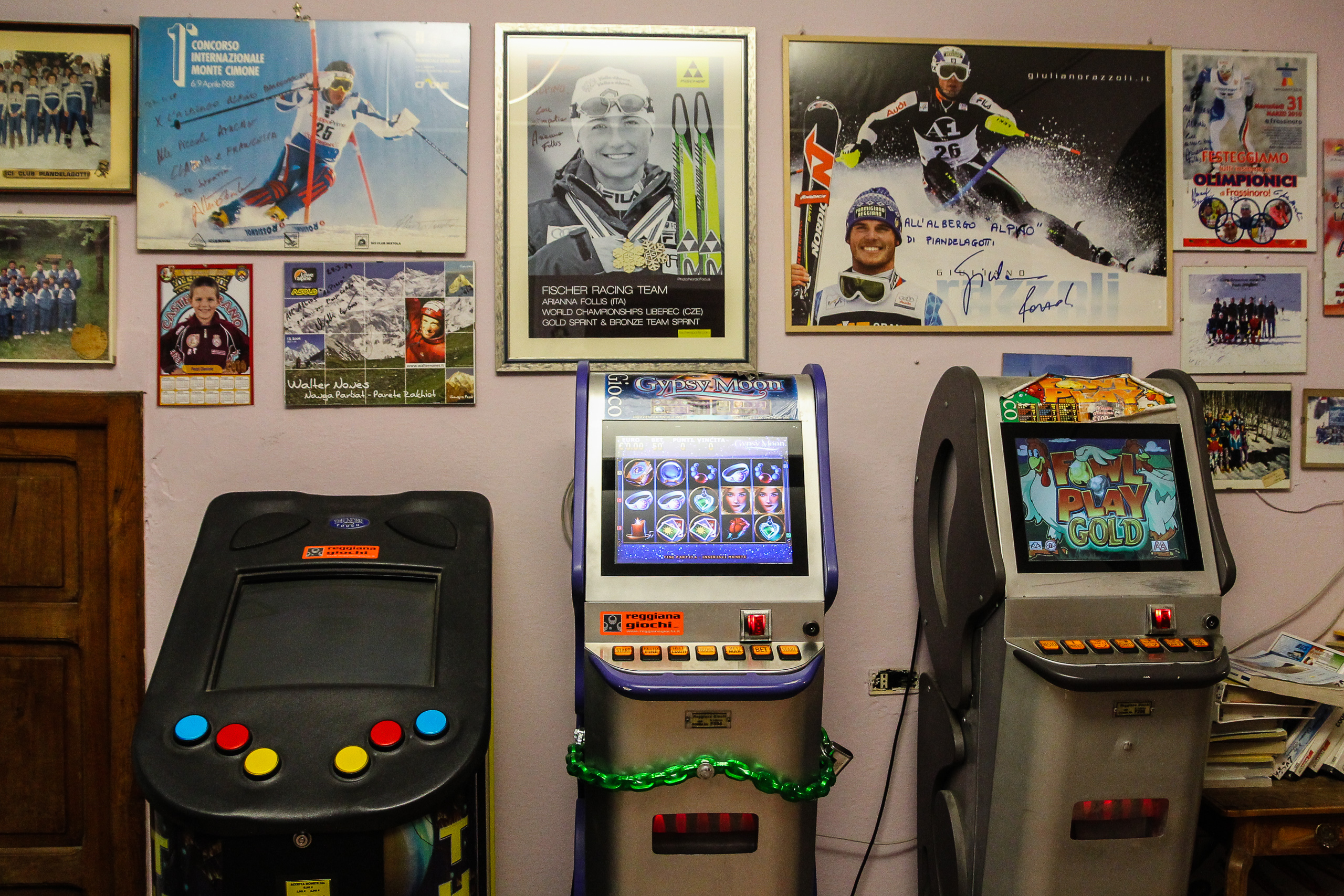 In der Bar hängen die Langlaufhelden an der Wand, davor stehen die Automaten